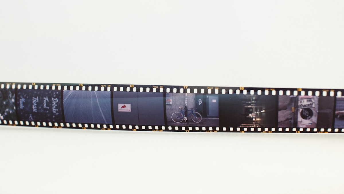 Analoger Filmstreifen mit Aufnahmen von Fahrrädern