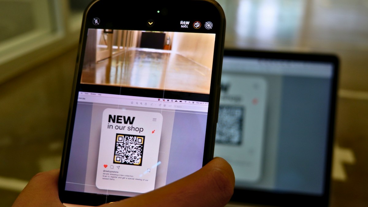 Person scannt mit dem Smartphone einen QR-Code