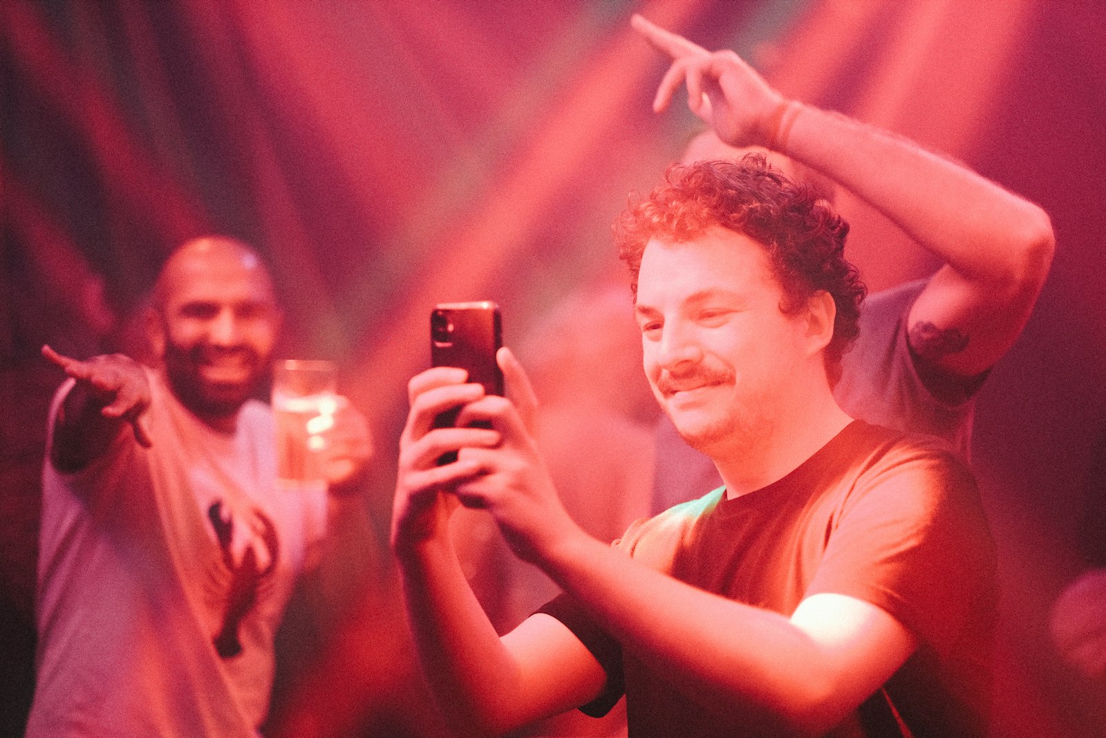 Ein Partygast fotografiert mit dem Handy die Stimmung auf einer Feier