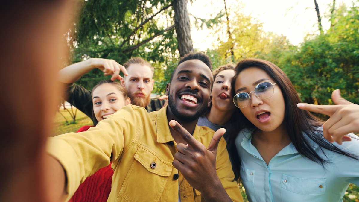 Freunde machen lachend ein gemeinsames Selfie