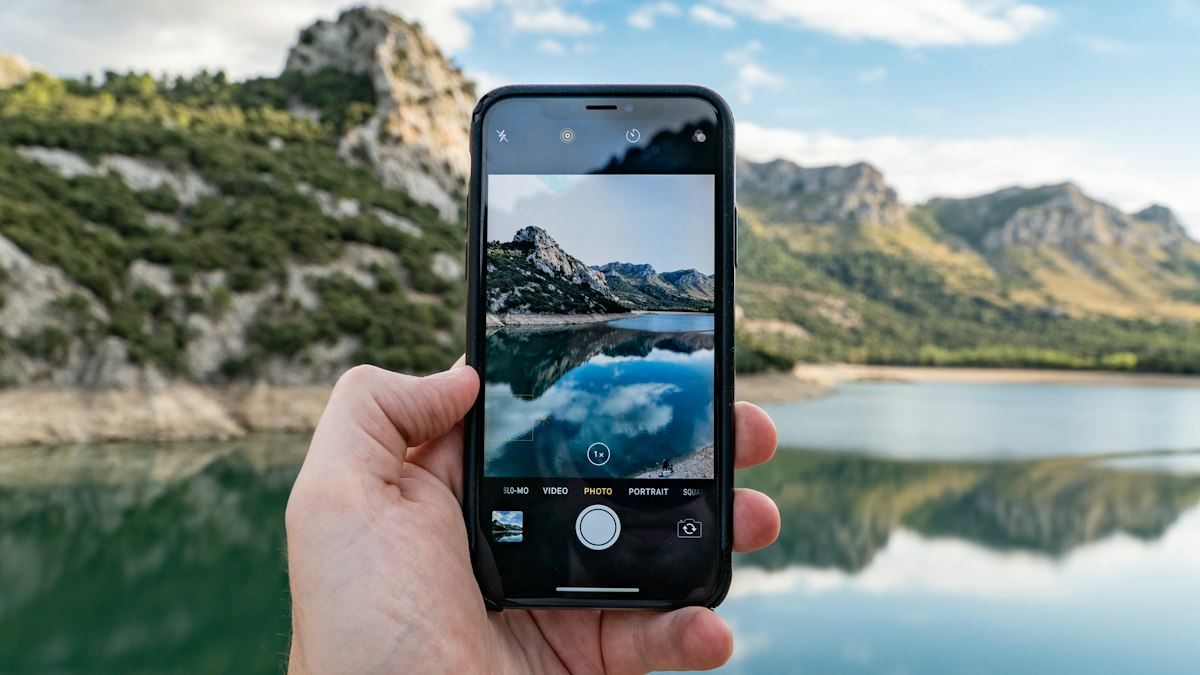 Eine Person hält ein Smartphone in der Hand