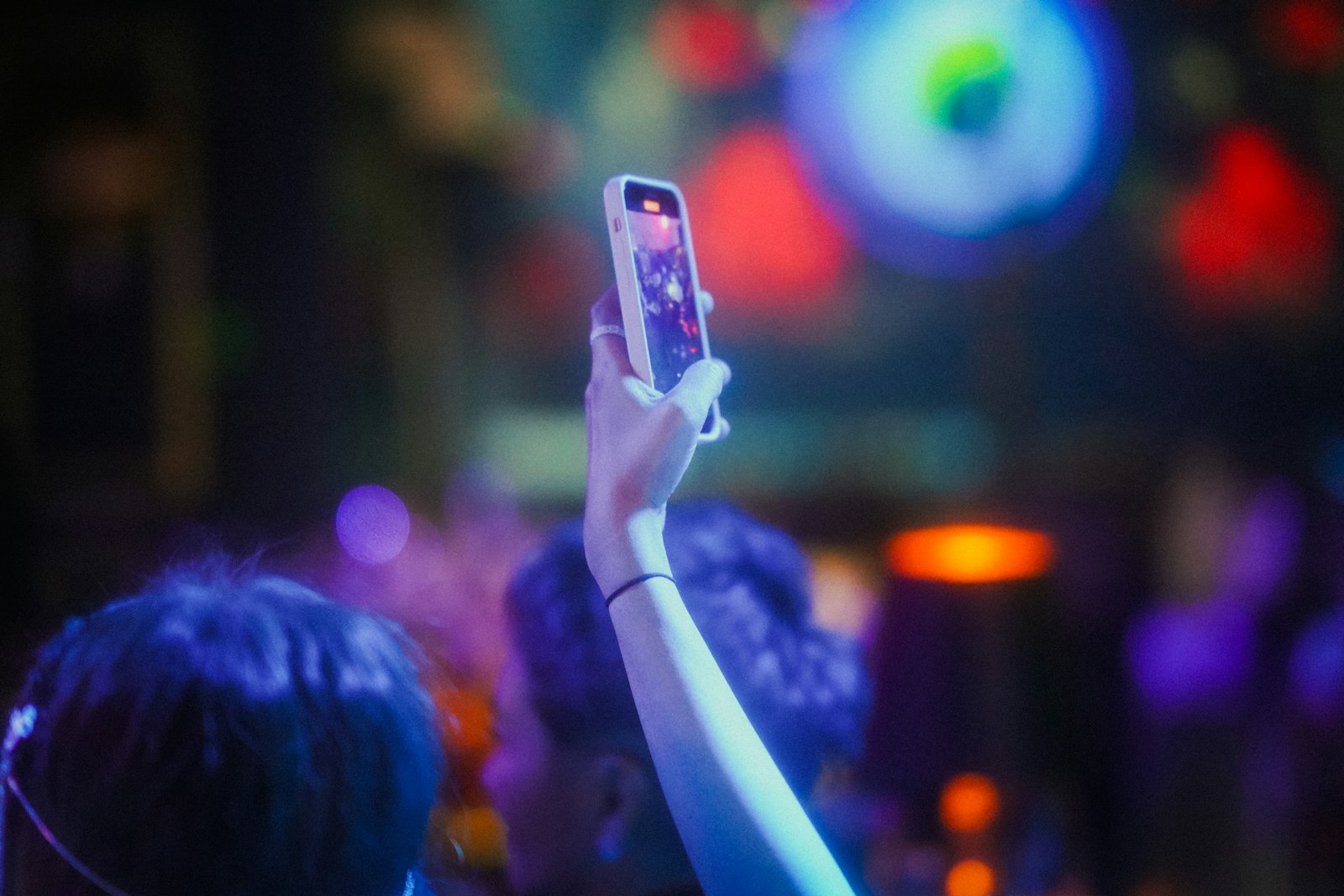 Person hält ihr Smartphone hoch und macht ein Foto