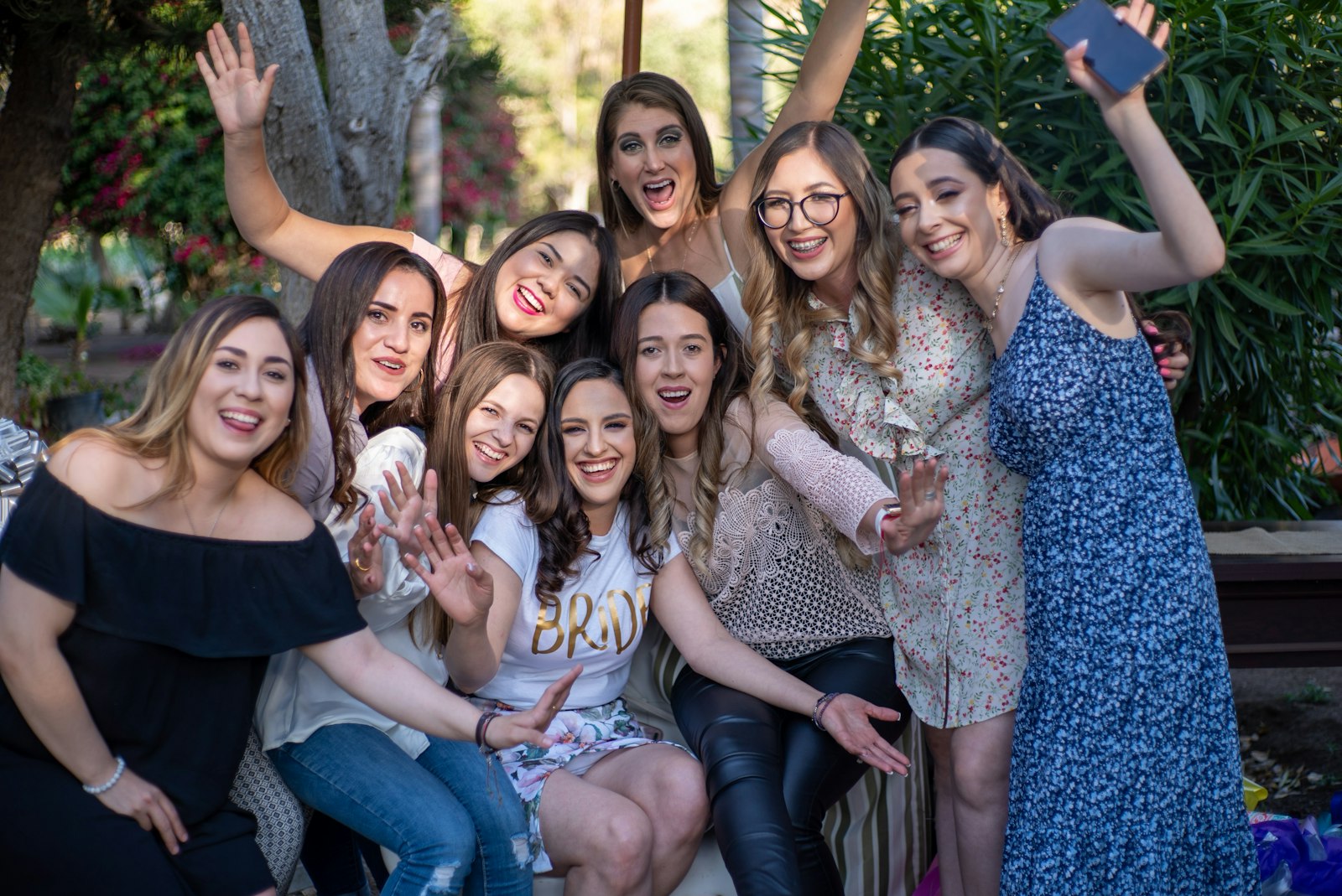 Eine Gruppe junger Frauen macht tagsüber gemeinsam ein Foto