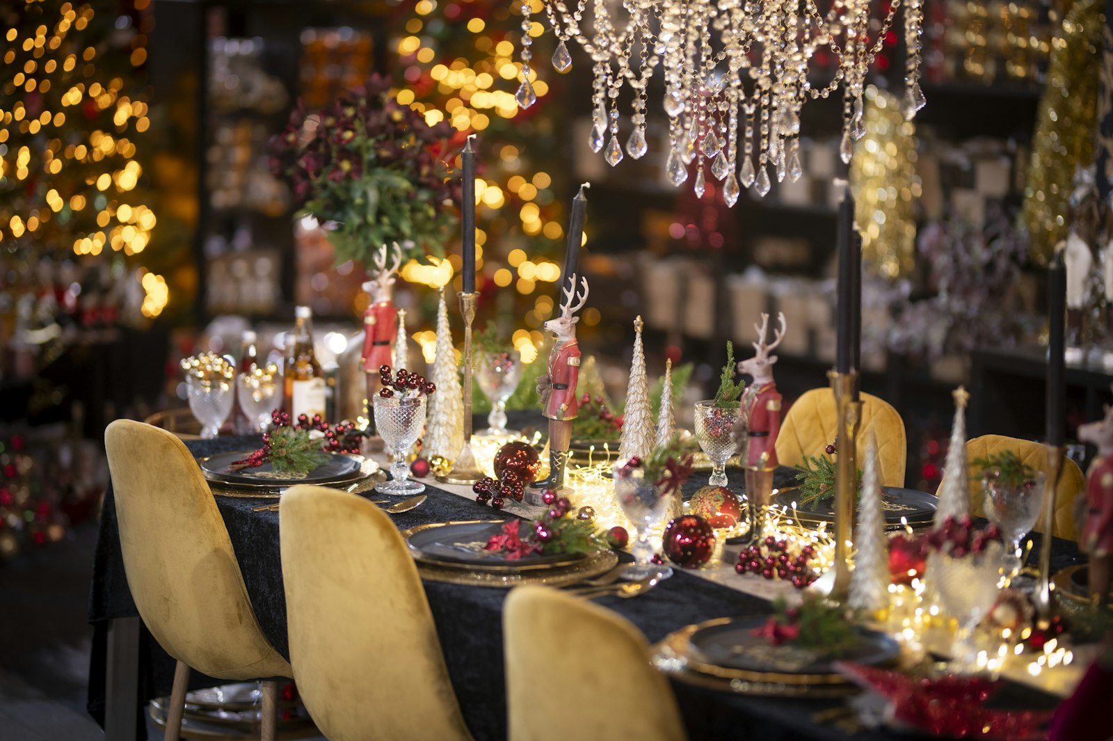 Festlich gedeckte Tafel mit goldenen Stühlen, Kerzen und Lichterketten