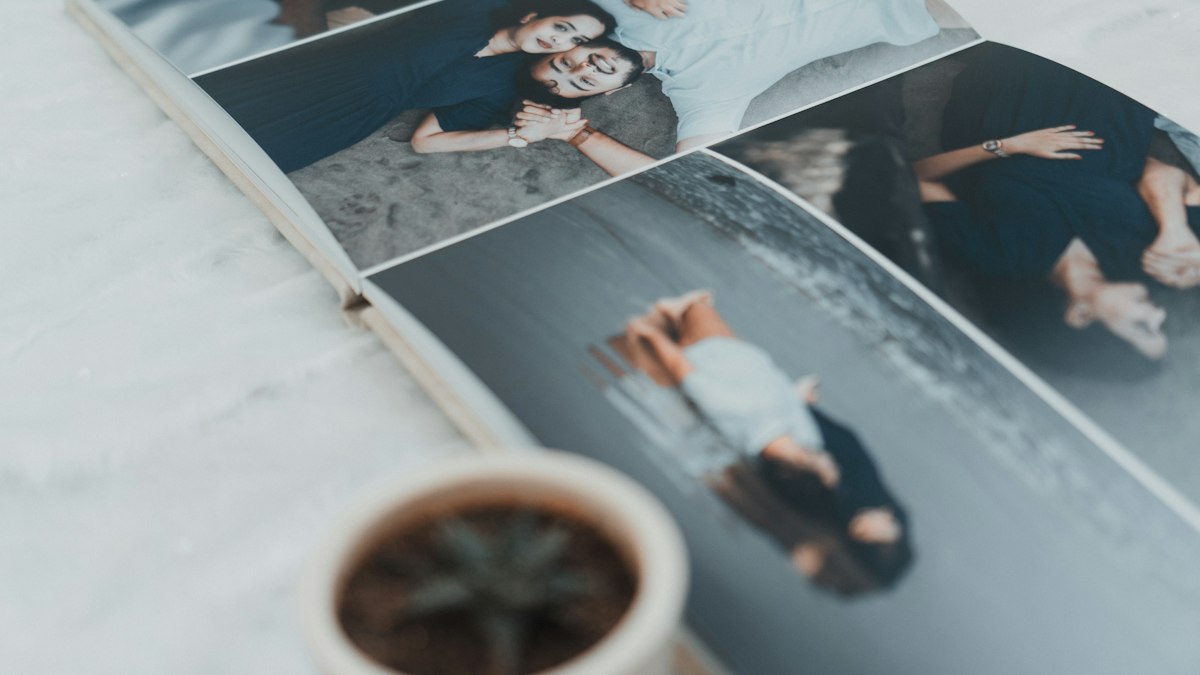 Aufgeschlagenes Fotobuch mit mehreren gedruckten Fotos
