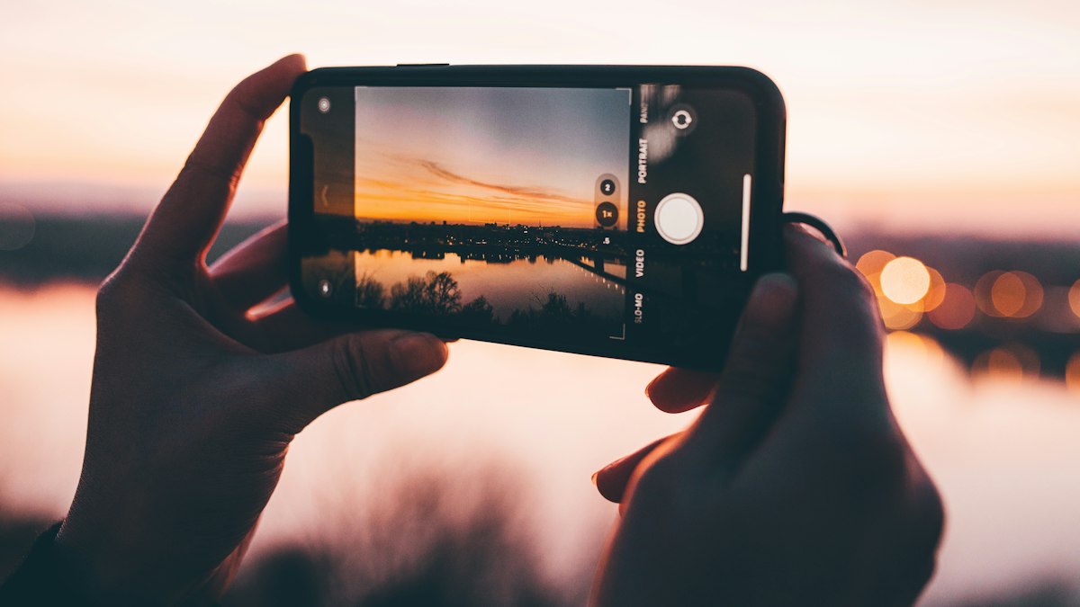 Eine Person hält ein Smartphone in der Hand